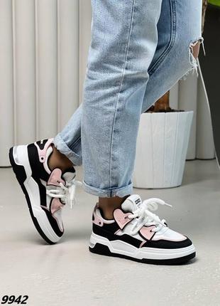 Кросівки білі з рожевим