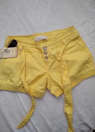 Женские коттоновые шорты желтого цвета