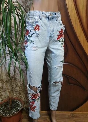 Модные джинсы с вышивкой mom