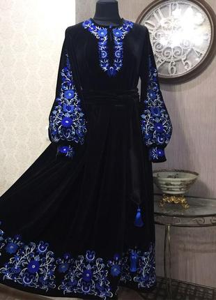 Эксклюзивное вышитое платье на черном бархате