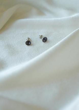 Серебряные сережки гвоздики пусетты с фиолетовым камнем3 фото