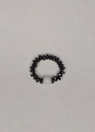 Кольцо из гематита рондель и белого агата