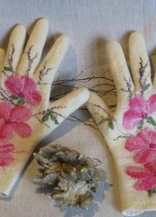 Валяные перчатки "сакура"3 фото