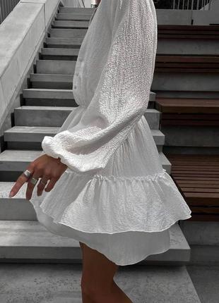Белое мини платье из муслина свободного кроя, с объемными рукавами и пышной юбкой стильная качественная трендовая4 фото