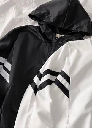 Стильная куртка ветровка оверсайз с карманами на молнии, без подкладки с капюшоном из качественной ткани, белая черная стильная трендовая3 фото