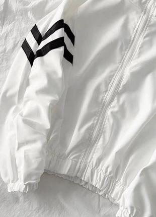 Стильная куртка ветровка оверсайз с карманами на молнии, без подкладки с капюшоном из качественной ткани, белая черная стильная трендовая4 фото
