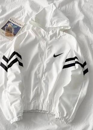 Стильная куртка ветровка оверсайз с карманами на молнии, без подкладки с капюшоном из качественной ткани, белая черная стильная трендовая2 фото