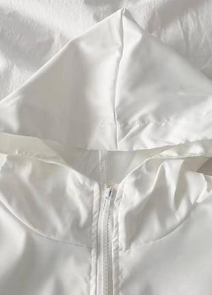 Стильная куртка ветровка оверсайз с карманами на молнии, без подкладки с капюшоном из качественной ткани, белая черная стильная трендовая8 фото