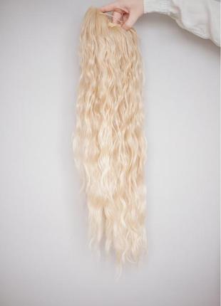 Длинный накладной волнистый хвост бежевый блонд на резинке затяжке2 фото