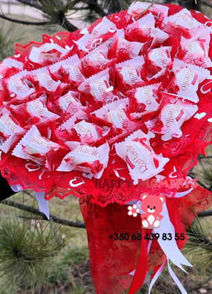 Великий червоний букет із цукерками rafaello на день закоханих