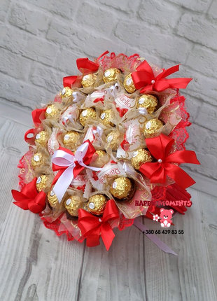 Шикарний букет з цукерок ferrero rocher та rafaello на 8 березня2 фото