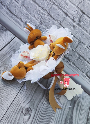 Білий букет з плюшевих зайчиків і цукерок, подарунок для дитини3 фото