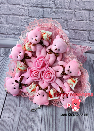 Шикарний, ніжно-рожевий букет з м'якими іграшками та цукерками1 фото
