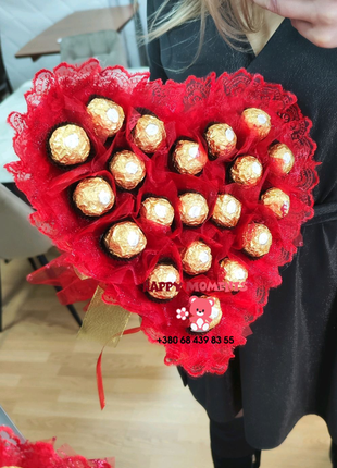 Букет із цукерками ferrero rocher у формі серця на день закоханих