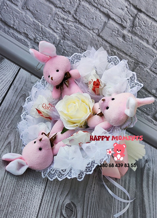 Рожевий букет з плюшевих зайчиків і цукерок, подарунок для дитини1 фото