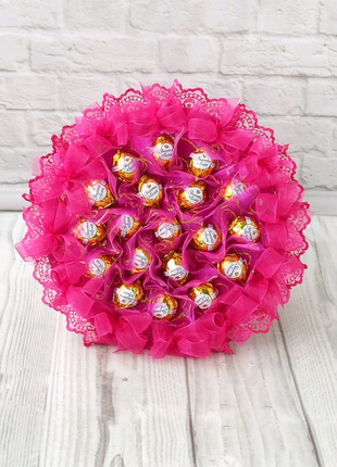 Яскраво рожевий букет з цукерок, солодкий подарунок на 8 березня