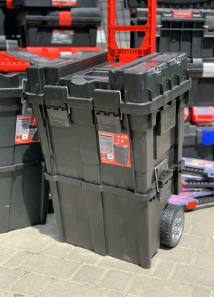 Ящик на колесах для інструментів