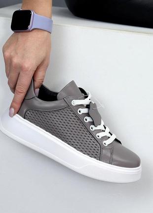 Натуральные кожаные серые кеды - кроссовки с сквозной перфорацией на белой подошве3 фото