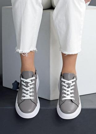 Натуральные кожаные серые кеды - кроссовки с сквозной перфорацией на белой подошве8 фото