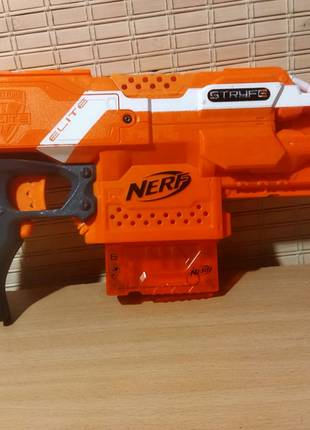 Игрушечный автомат nerf strife + новые батарейки + патроны