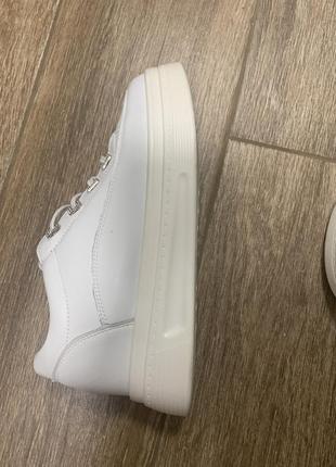 Кросівки білі