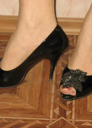 Чарівні лакові туфлі