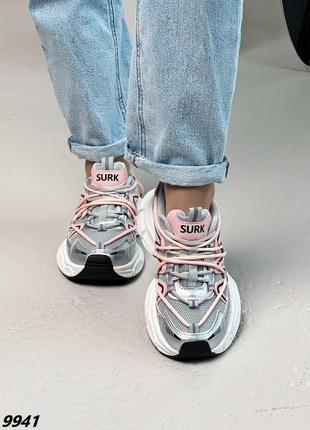 Трендові жіночі кросівки під бренд сірі з рожевими вставками текстиль на подвійні шнурівці снікерси кроссовки весна сетка6 фото