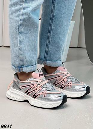 Трендові жіночі кросівки під бренд сірі з рожевими вставками текстиль на подвійні шнурівці снікерси кроссовки весна сетка4 фото