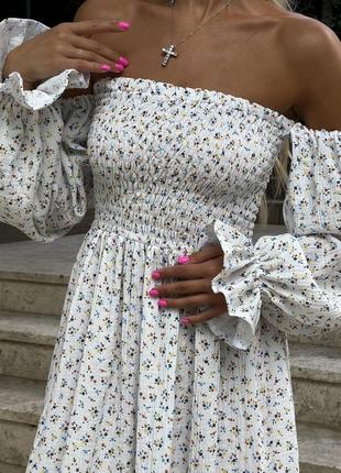 Біла муслінова сукня максі з відкритими плечима в квітковий принт жіноча довга сукня з відкритими плечима в квіти муслін3 фото