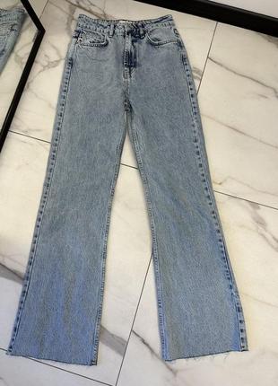 Стильные широкие джинсы