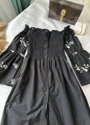 Платье на плече, открытые плечи с вышивкой черная primark, с цветами1 фото