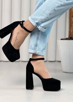 Красиві жіночі туфлі чорні з ремінцем на високих підборах блочний каблук туфельки на платформі туфли с ремешком на каблуках замша + платформа