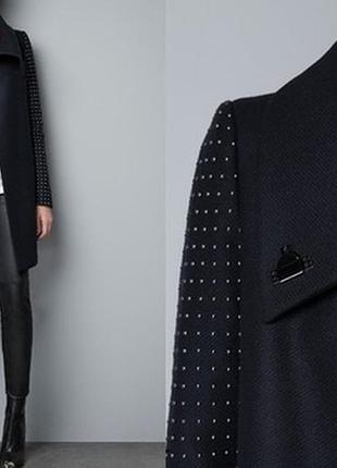 Пальто zara с заклёпками на рукавах