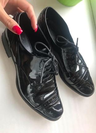 Чорні лаковані туфлі зі шнурівкою