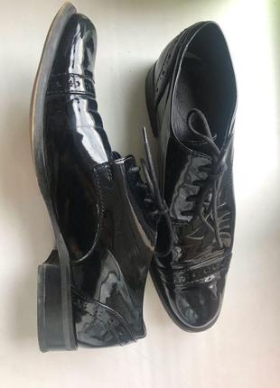 Чорні лаковані туфлі зі шнурівкою5 фото