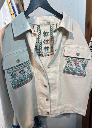 Джинсовая молочная куртка оверсвз на кнопках с качественной вышивкой с карманами стильная качественная трендовая