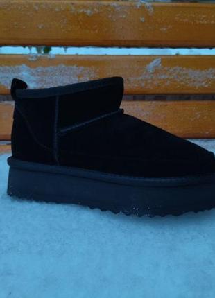 Жіночі чорні замшеві угі на високій підошві