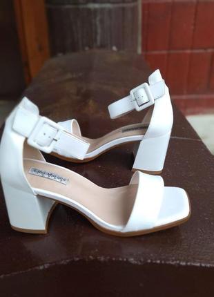 Босоніжки жіночі білі на підборах  lino marano