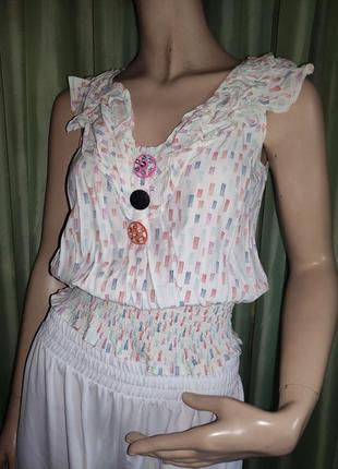 Блуза белая с розжево-голубым принтом,андри 8 -10, 100% вискоза, украшенная декоративными пуговицами