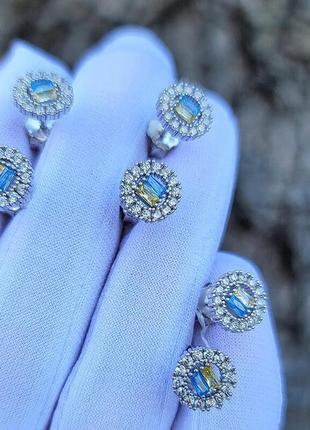 Срібні сережки цвяшки (пусети) стефанія з жовто-блакитними фіаніт1 фото