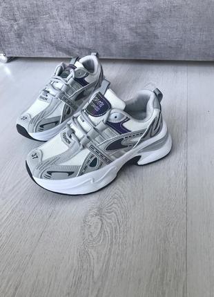 Кросівки жіночі комбіновані5 фото