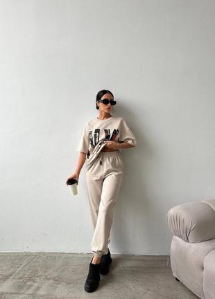 Костюм женский оверсайз футболка с принтом штаны джоггеры на высокой посадке качественный стильный трендовый бежевый4 фото