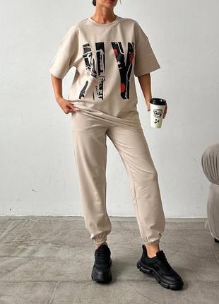 Костюм спортивний жіночий оверсайз футболка з принтом штани джогери на високій посадці якісний стильний трендовий бежевий2 фото