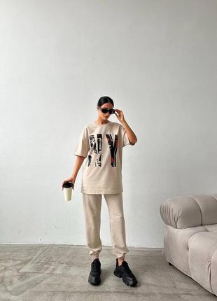 Костюм женский оверсайз футболка с принтом штаны джоггеры на высокой посадке качественный стильный трендовый бежевый3 фото