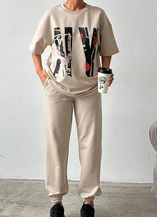 Костюм женский оверсайз футболка с принтом штаны джоггеры на высокой посадке качественный стильный трендовый бежевый