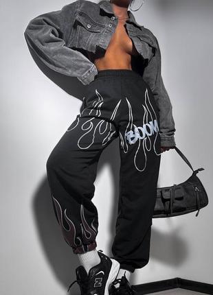 Джоггеры с принтом штаны свободного кроя на резинках стильные базовые на высокой посадке спортивные черные серые3 фото