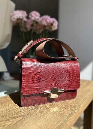 Бордовая кожаная сумка кросс-боди на плечо под рептилию марсала massimo dutti
