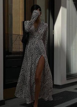 Платье макси с животным принтом свободного кроя на длинный рукав с разрезом по ноге черно белая качественная стильная трендовая
