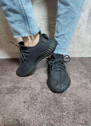 Жіночі кросівки adidas yeezy boost 350 v2 black (шнурки рефлект2 фото