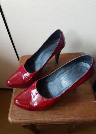 Туфлі червоні лаковані на високому каблуці. р 402 фото